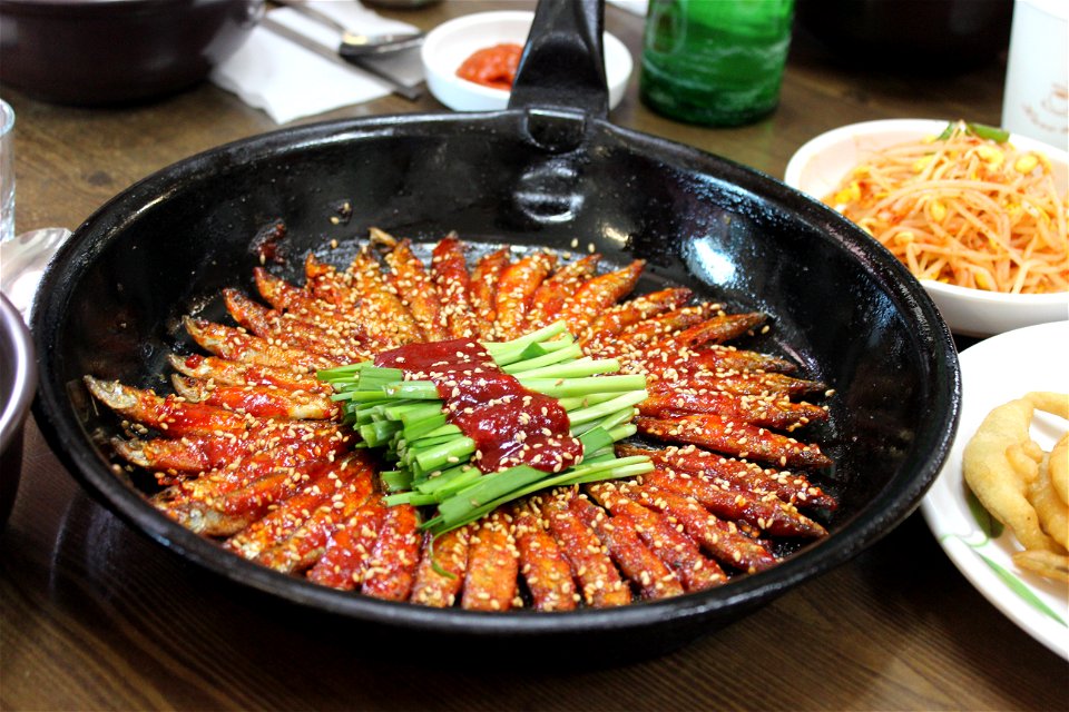 Dori-baengbaengi (pan-fried freshwater minnow)