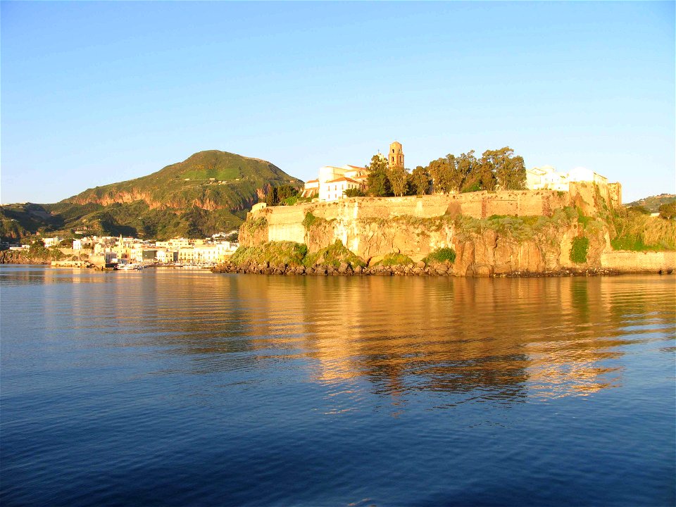 Vista del Castello di Lipari e del Monte Guardia alle sue spalle