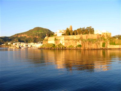 Vista del Castello di Lipari e del Monte Guardia alle sue spalle