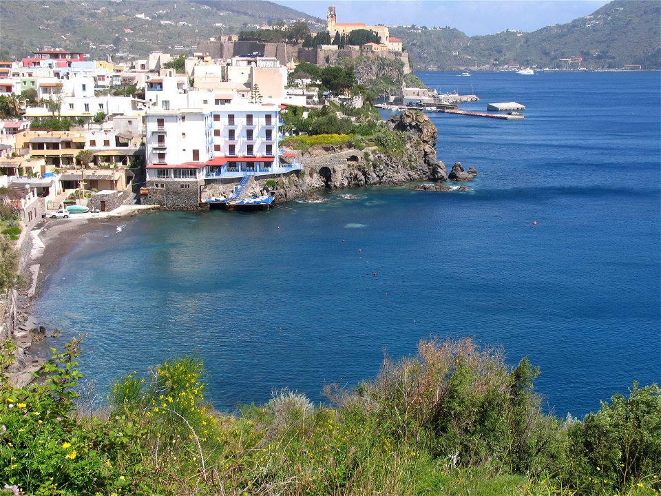 Isola di Lipari. La baia conosciuta come Portinente