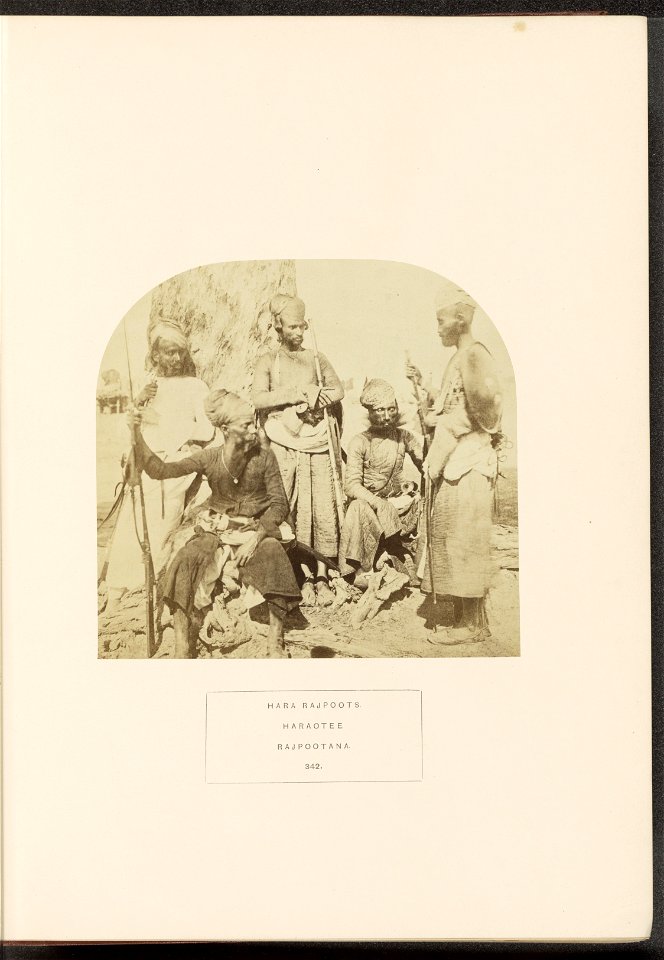 IdentificatieTitel(s): Portret van vijf onbekende mannen van de Hara-stam met wapensHara Rajpoots. Haraotee. Rajpootana (titel op object)Objecttype: foto bladzijde Objectnummer: RP-F-2001-7-1122G-2Ops