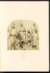IdentificatieTitel(s): Portret van vijf onbekende mannen van de Hara-stam met wapensHara Rajpoots. Haraotee. Rajpootana (titel op object)Objecttype: foto bladzijde Objectnummer: RP-F-2001-7-1122G-2Ops