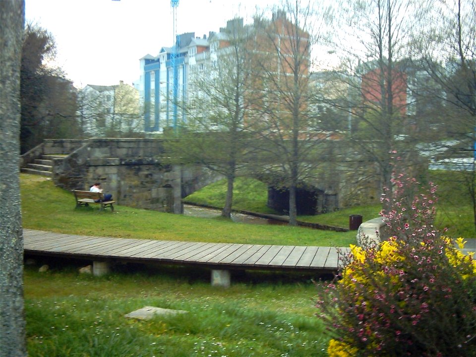 Ponte de pedra no parque de Lesneven nas Pontes de García Rodríguez