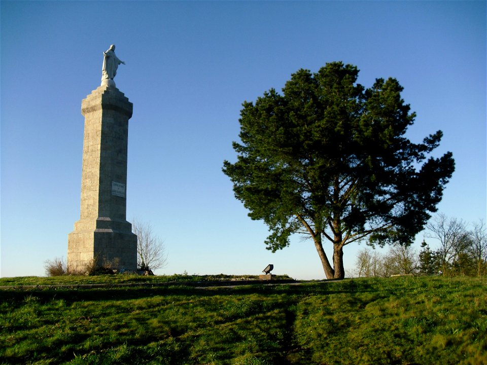 Estatua do Sagrado Corazón na parroquia de Santa Locaia, Castro de Rei