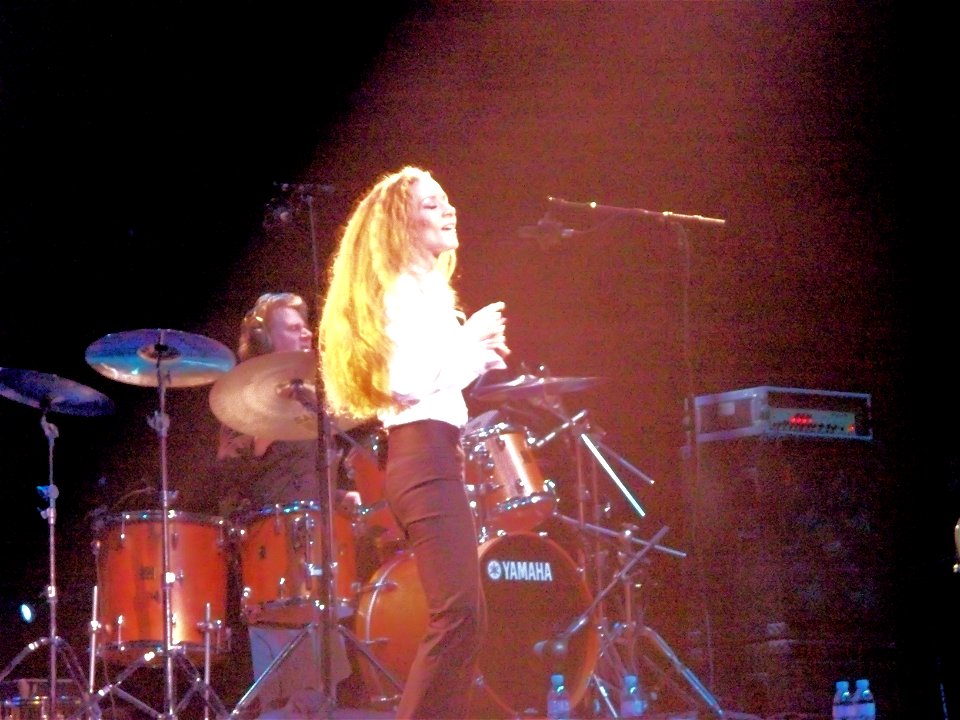 Amanda Marshall (Al Webster on drums) in concert at Casino Rama, Ontario, Canada, October 13, 2007