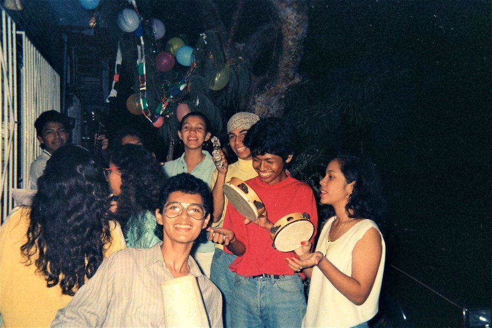 The Rama (branch). Is a mexican cultural tradicion on the so called geographic zone of the State of Veracruz: Jarocha. Young people singing the Rama songs. SPANISH: La Rama, tradición de la zona jaroc