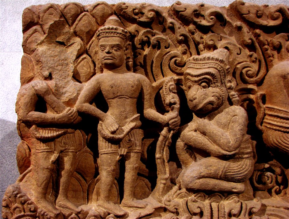 Linteau représentant un épisode du Ramayana: ici, l'alliance de Rama et de son frère Laksamana avec le singe Sugriva. Cambodge, province de Battambang, Vat Baset, style du Baphuon, 11ème siècle. Grès.