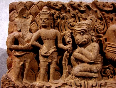 Linteau représentant un épisode du Ramayana: ici, l'alliance de Rama et de son frère Laksamana avec le singe Sugriva. Cambodge, province de Battambang, Vat Baset, style du Baphuon, 11ème siècle. Grès.