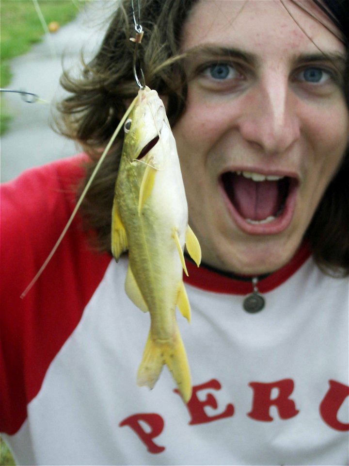 Ramiro pico, ex guitarrista de Bloody Monday, contento por su pesca.