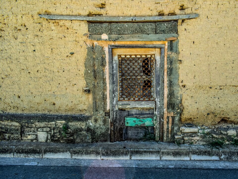 Decay architecture wall