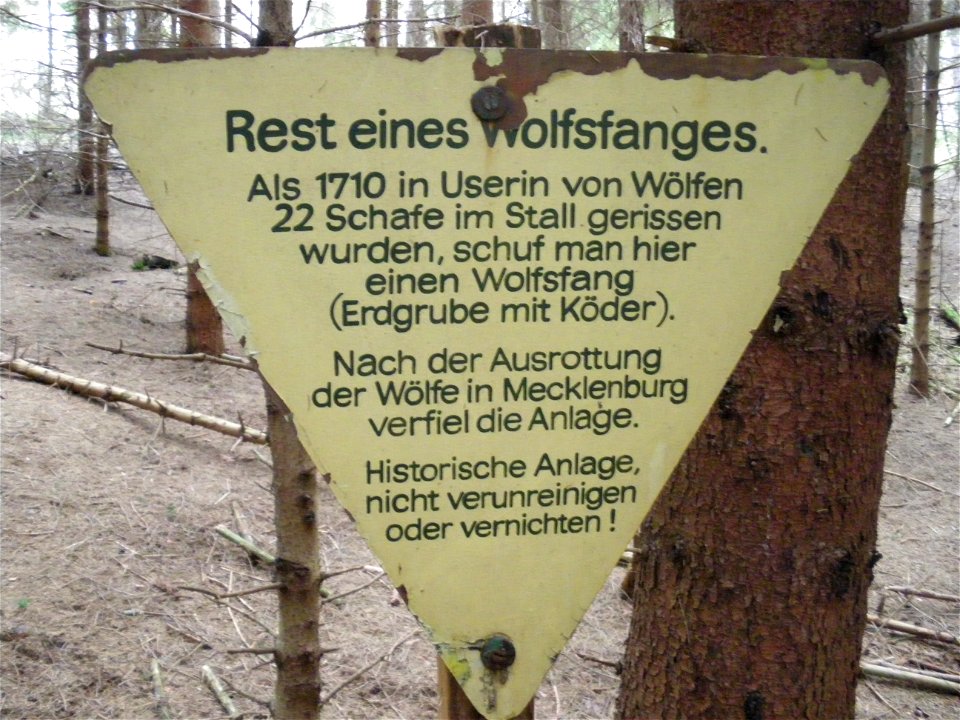 Schild am 1712 errichteten, später rekonstruierten Wolfsfang in der Nähe von Zwenzow (Mecklenburg-Vorpommern)