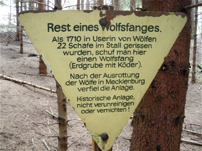 Schild am 1712 errichteten, später rekonstruierten Wolfsfang in der Nähe von Zwenzow (Mecklenburg-Vorpommern)