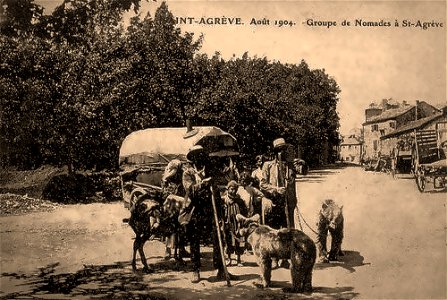 Groupe de nomades et leurs ours