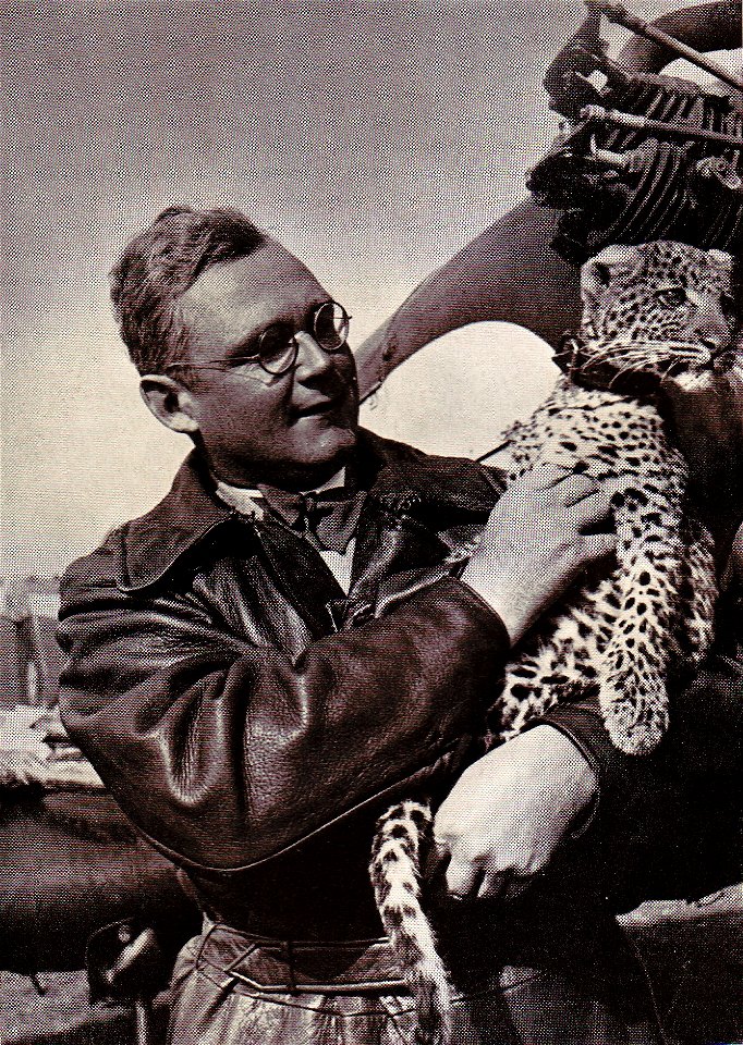 Karl Schwabe. Der Verfasser mit seinem Leoparden „Tanga“.