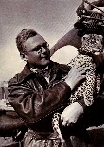 Karl Schwabe. Der Verfasser mit seinem Leoparden „Tanga“.