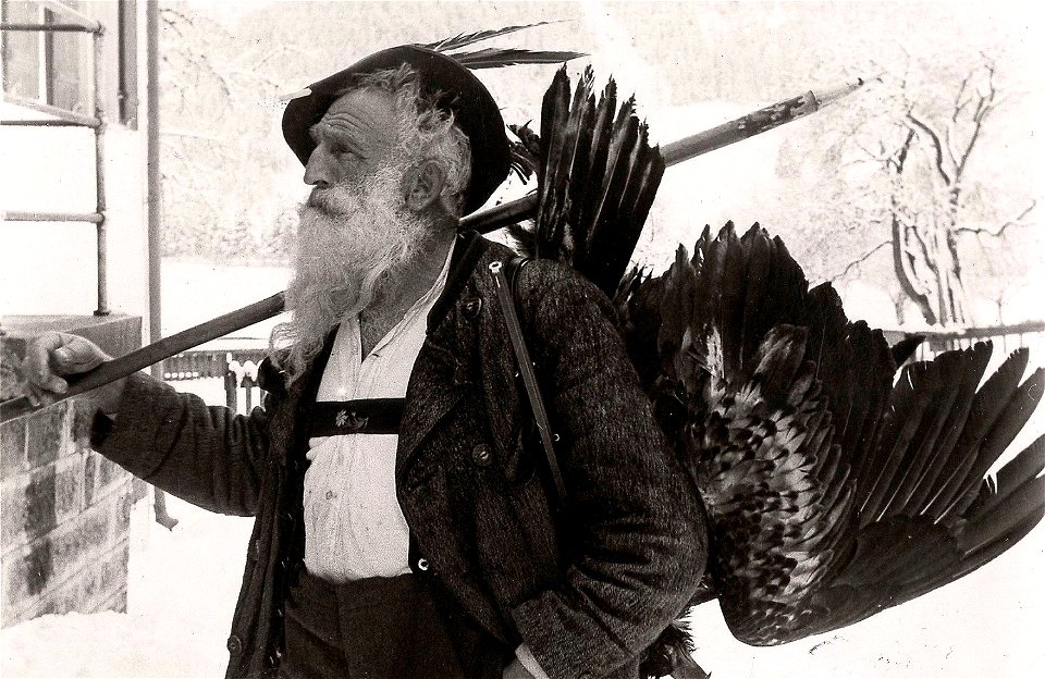 Foto von Leopold "Leo" Dorn, dem Adlerkönig, mit Bergstock und erlegtem Adler