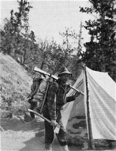 Bildunterschrift: Nach vierzehntägigem Pirschgang mit der Decke und dem Schädel eines Bergschafes.