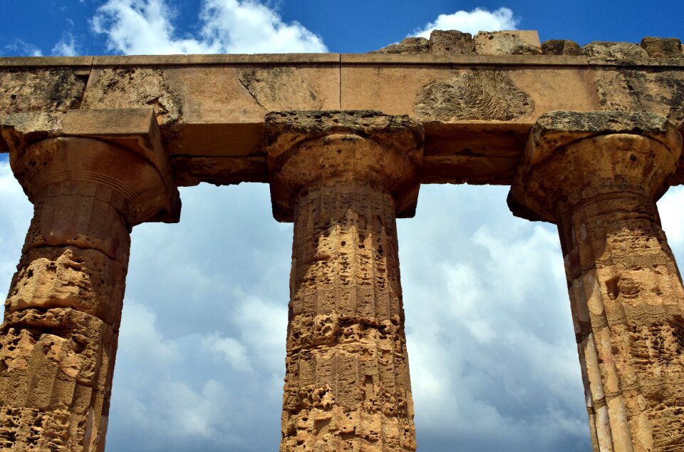 Ruin destroyed architecture