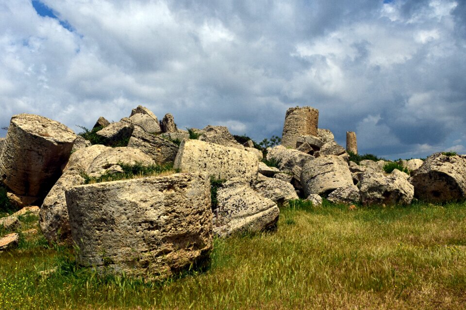 Ruin destroyed architecture