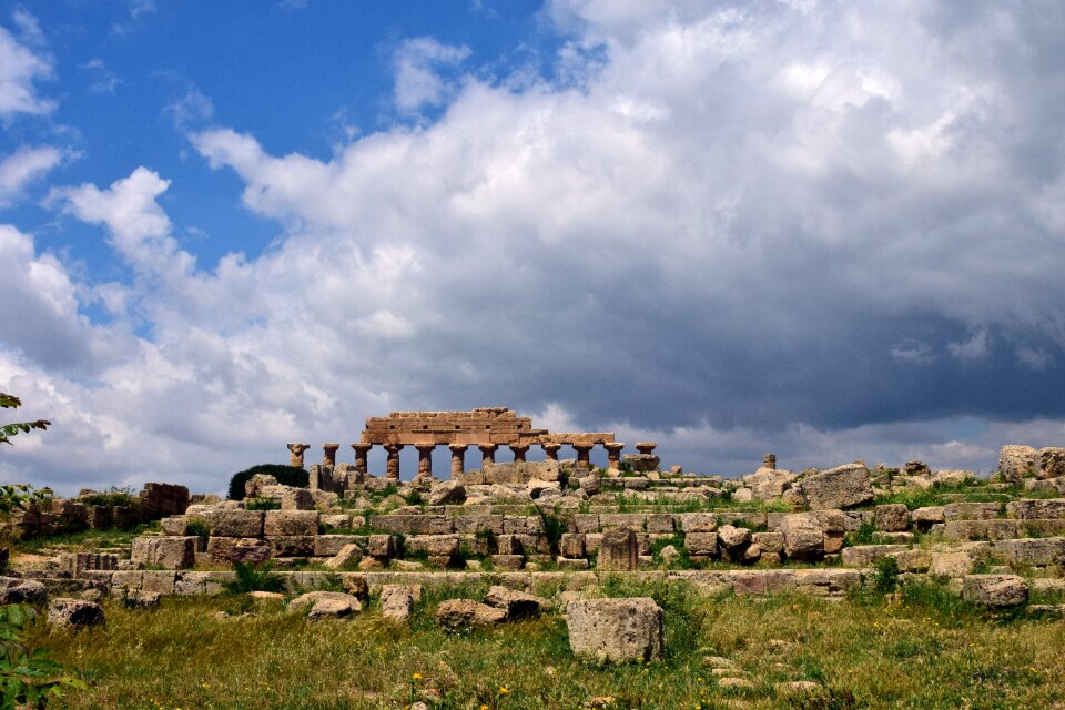 Ruin destroyed architecture