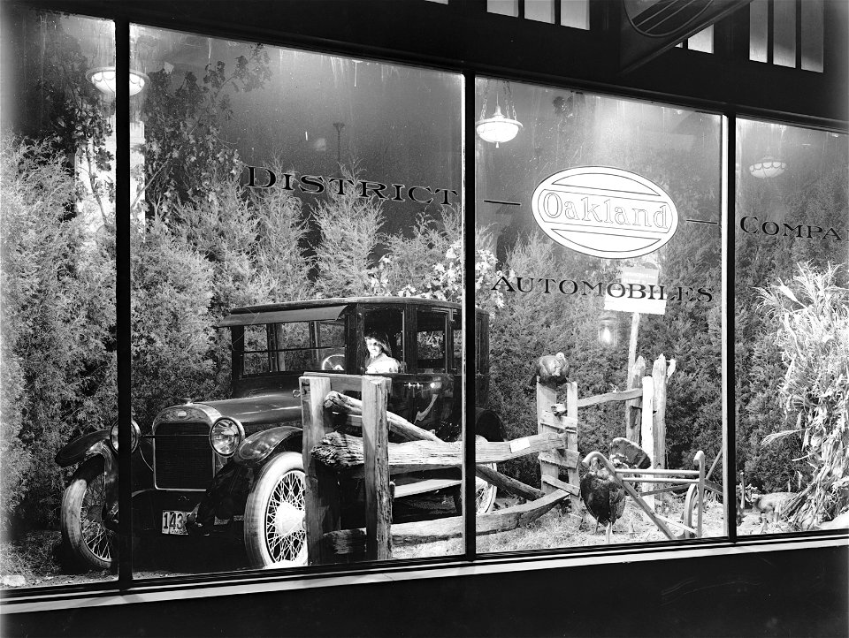 Oakland Six sedan automobile displayed in dealer window, District Oakland Co., 1709 L Street N.W. in Washington, D.C.