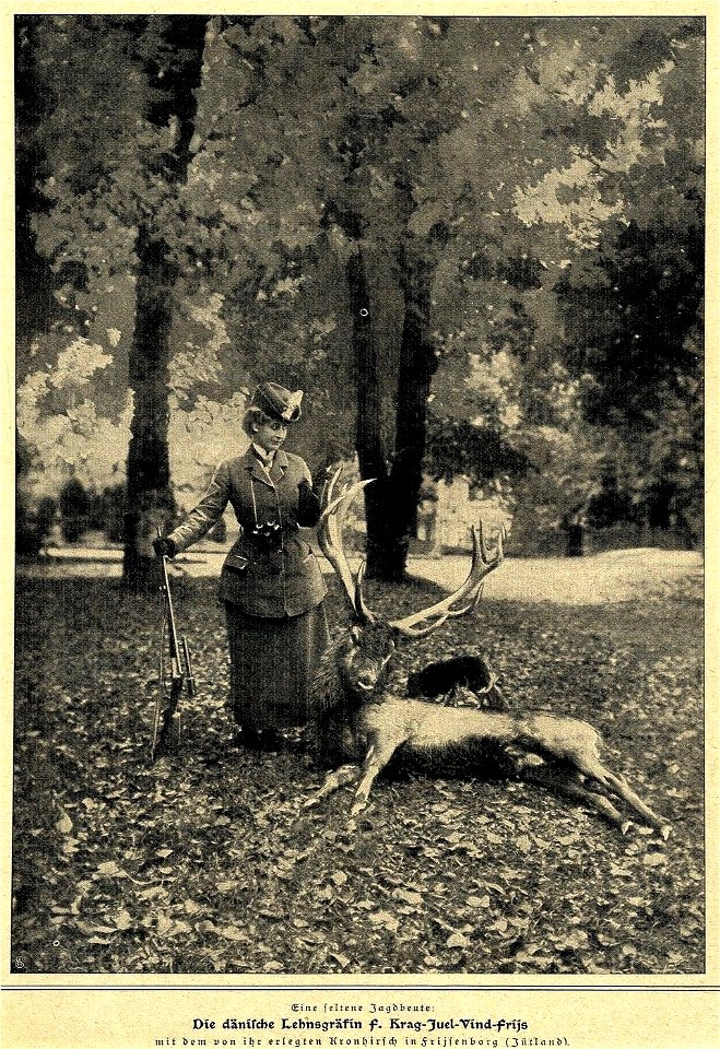 Die dänische Lehnsgräfin F. Krag-Juel-Vind-Frijs mit dem von ihr erlegten Kronhirsch in Frijsenborg, Jütland, 1904
