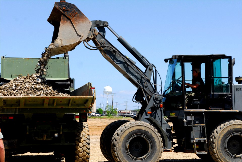 VIRGINIA BEACH, Va. (April 28, 2010) Sailors assigned to Amphibious Construction Battalion (ACB) 2, use heavy machinery to load oyster shells for two new artificial oyster reef sites in the mud flats 