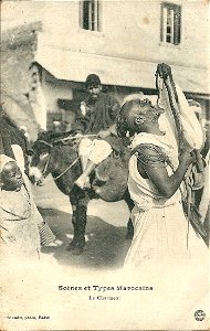 Un charmeur de serpent au Maroc vers 1919