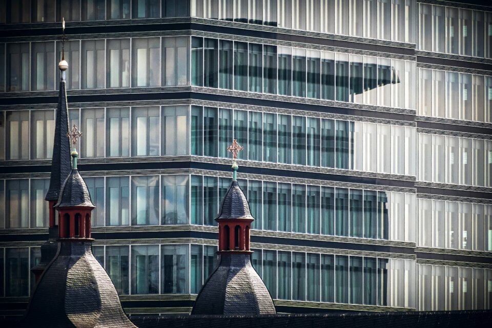 Contradictory mirroring glass facade