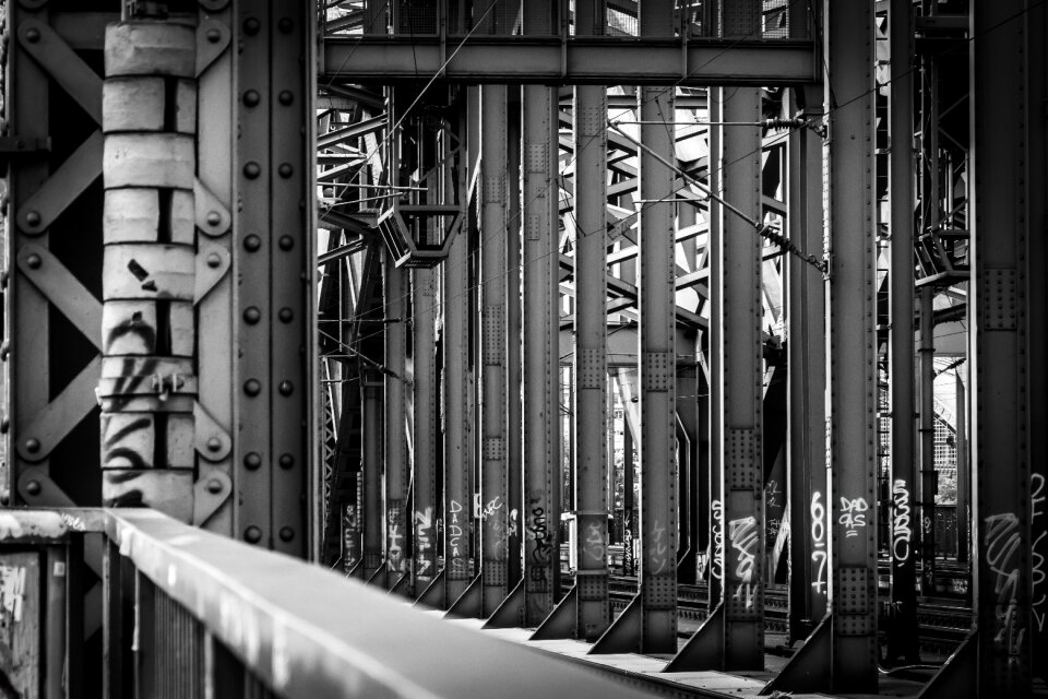 Bridge construction steel travel