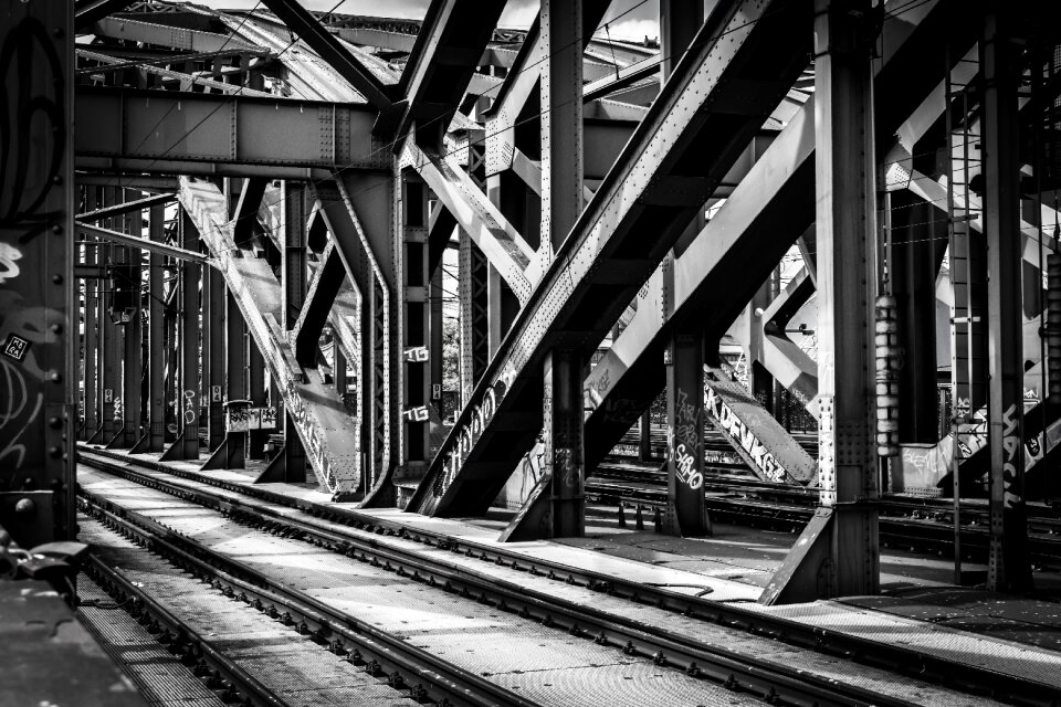 Bridge construction steel travel