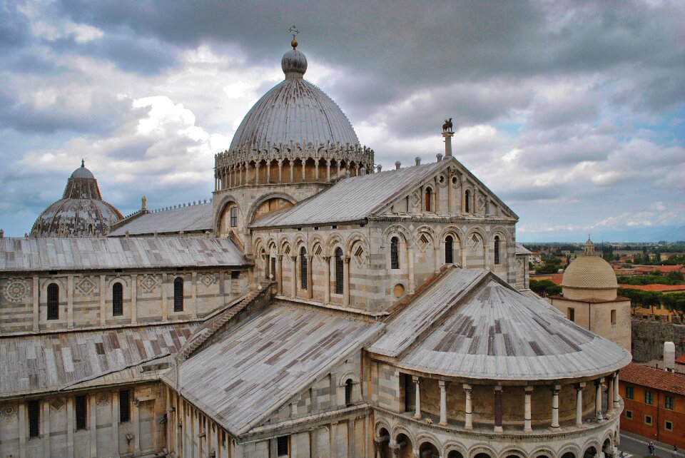 Travel building pisa