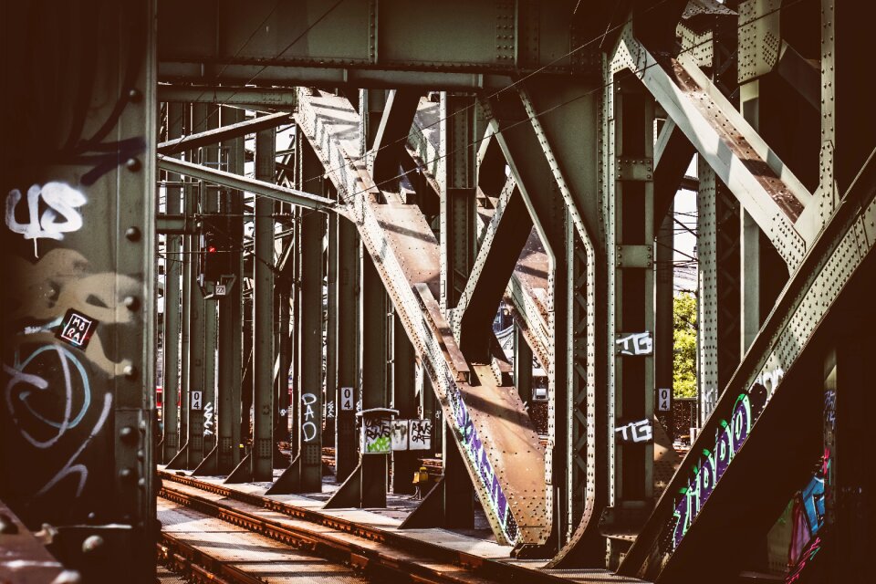Bridge construction steel travel