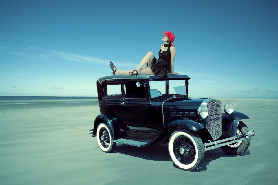 Roaring 20s flapper girl