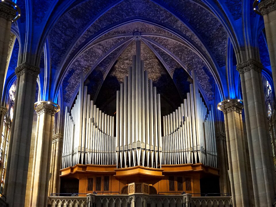 Instrument church organ historically