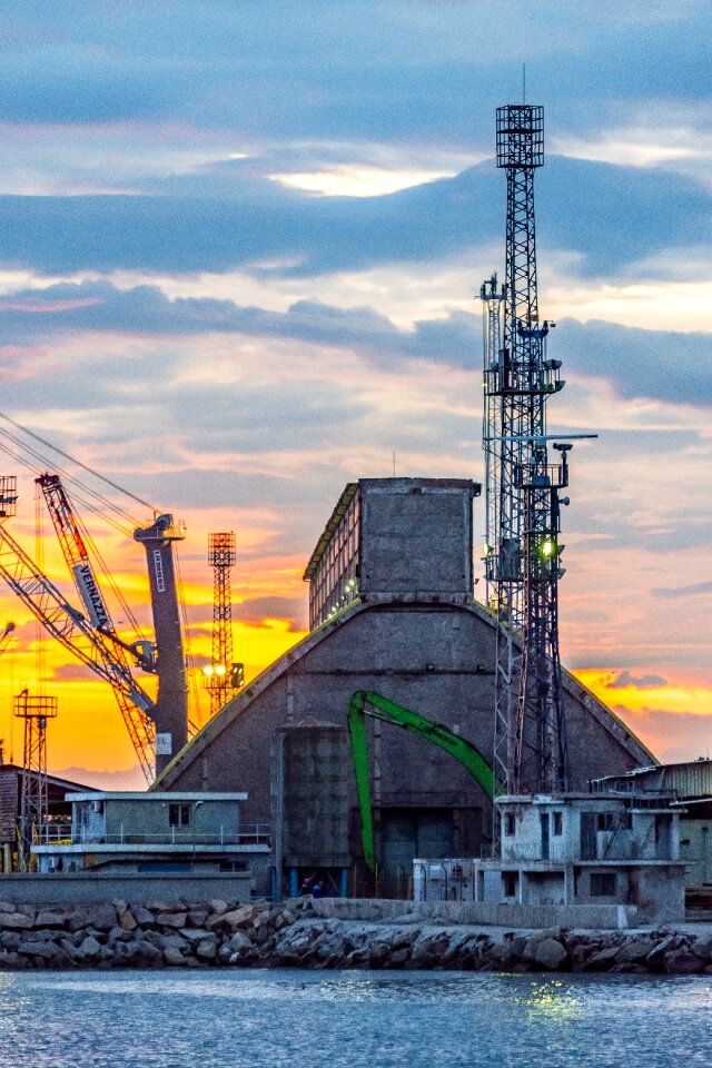 Discharging port cranes