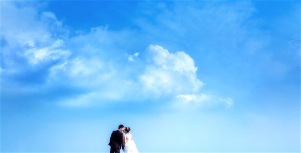 Sky Bride Groom Kiss photo