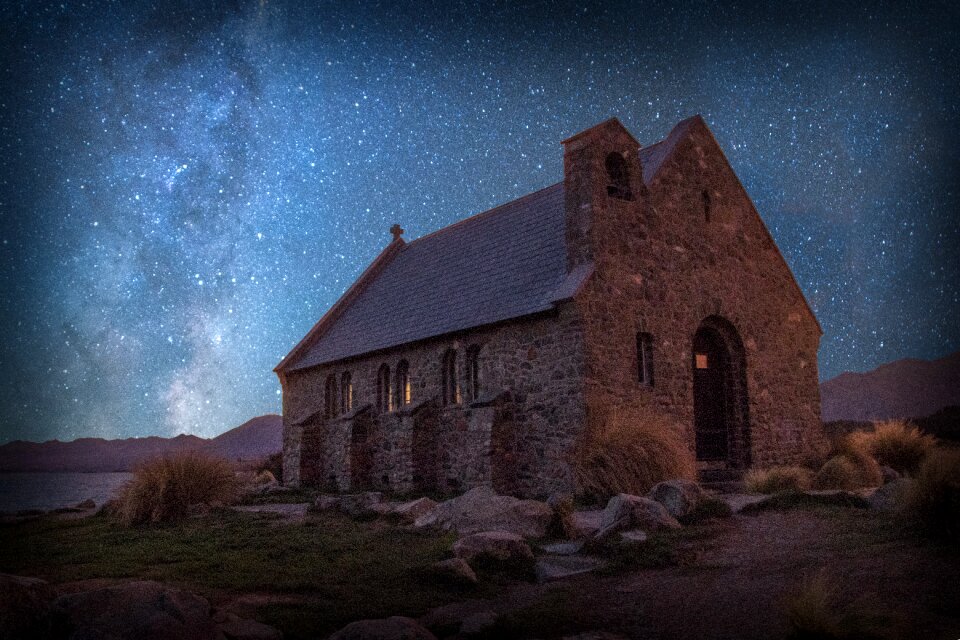 Lake tekapo church of the good shepard milky way