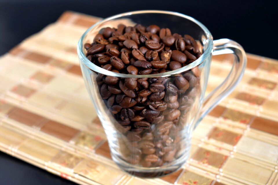 Krupnyj plan brown coffee beans