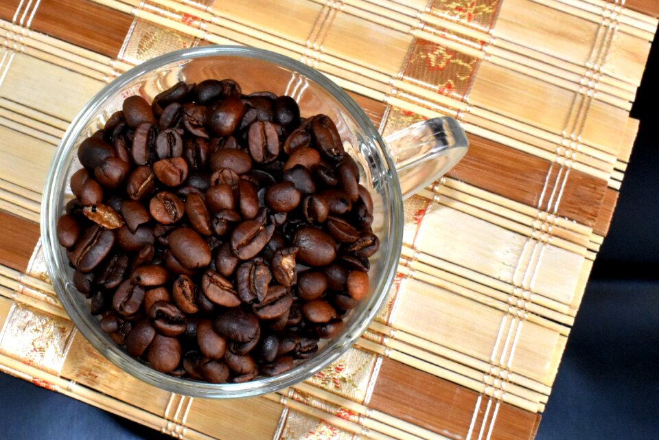 Krupnyj plan brown coffee beans