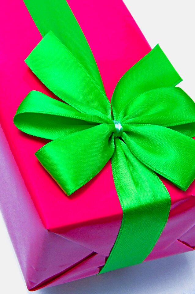 Wrapping green bow design