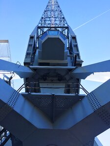 Port top ship crane