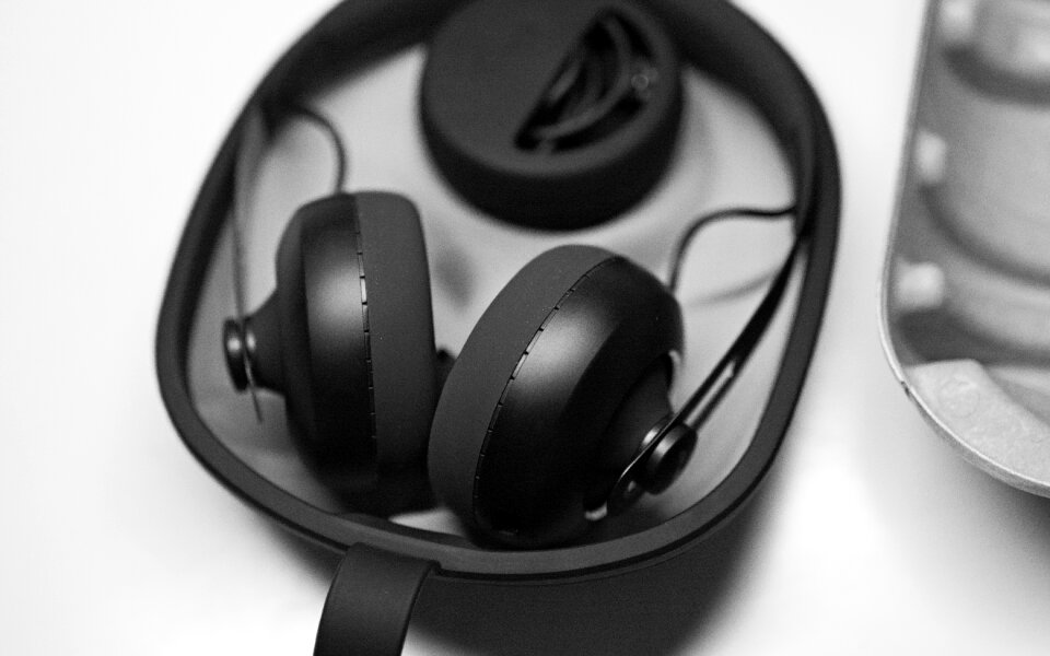 Listening speaker hearing