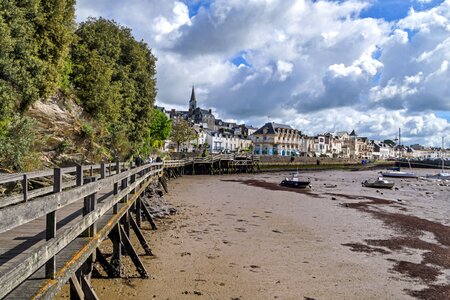 Low tide house boat