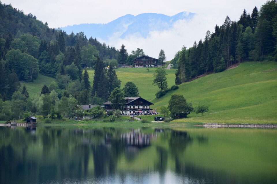 Alpine bergsee postkartenmotiv