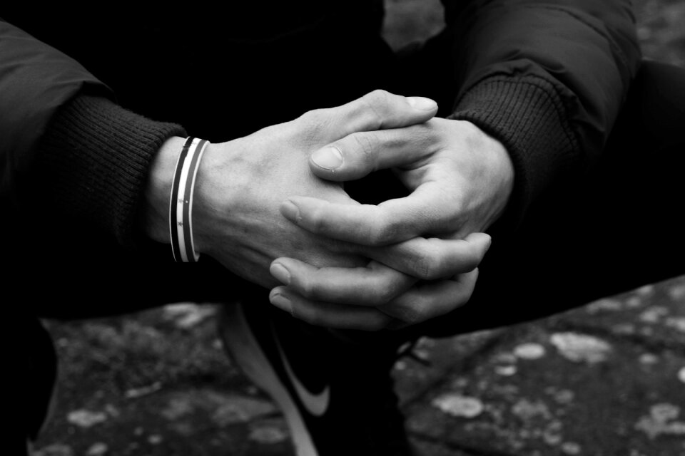Together into each other pray