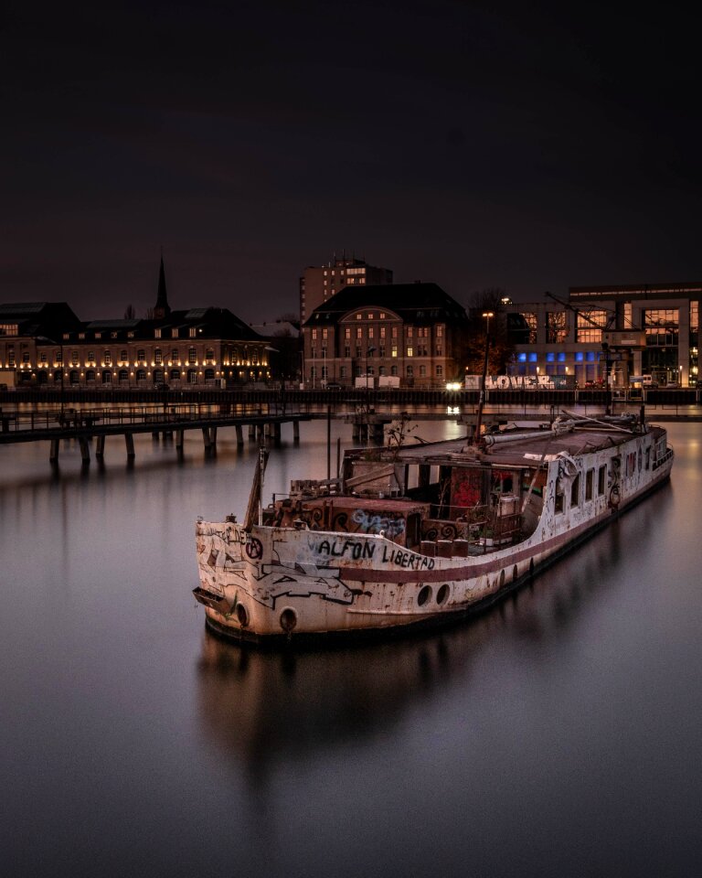 Harbour ship longexposure