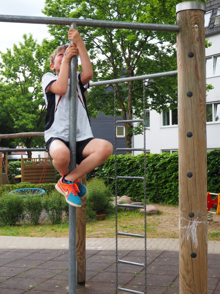 Child high climbing pole