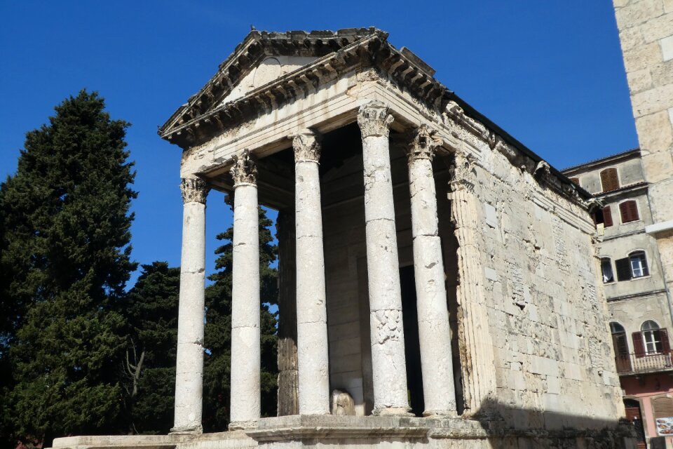 Pierre greek temple pula