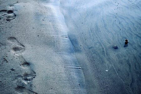 Beach traces lake photo